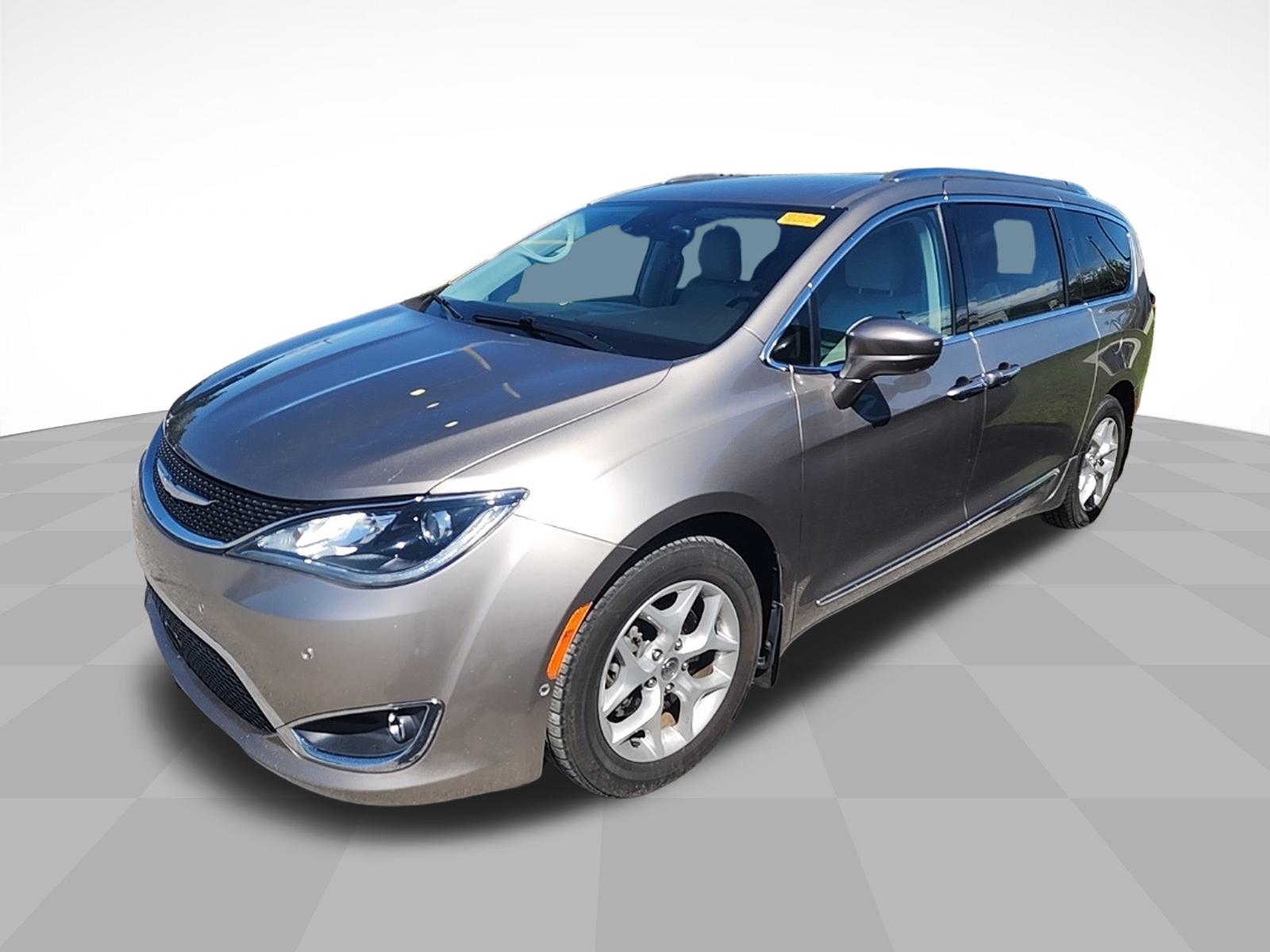 2017 Chrysler Pacifica Touring Plus photo 4