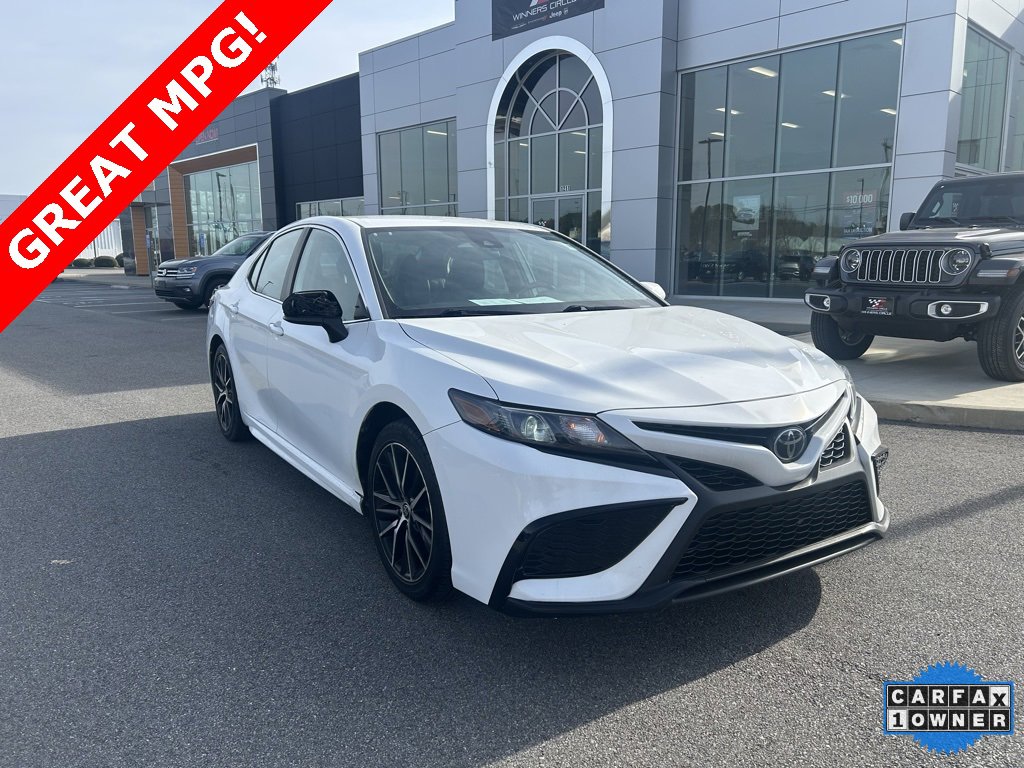 2021 Toyota Camry SE's photo