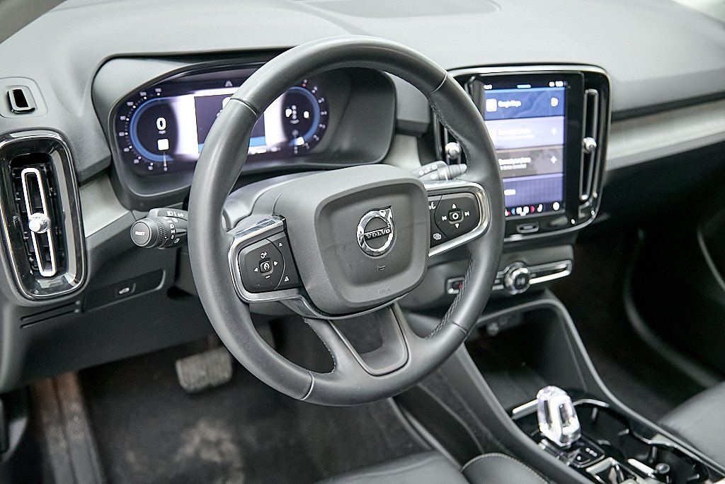 2023 VOLVO XC40 - Image 13