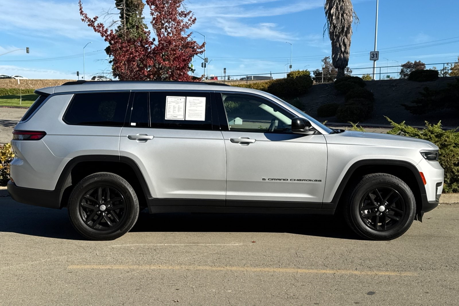 2023 Jeep Grand Cherokee Laredo photo 2