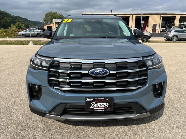 2025 Ford Explorer photo 2