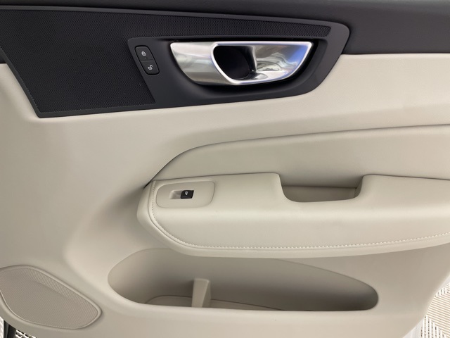2025 Volvo XC60 T8 Plus photo 40