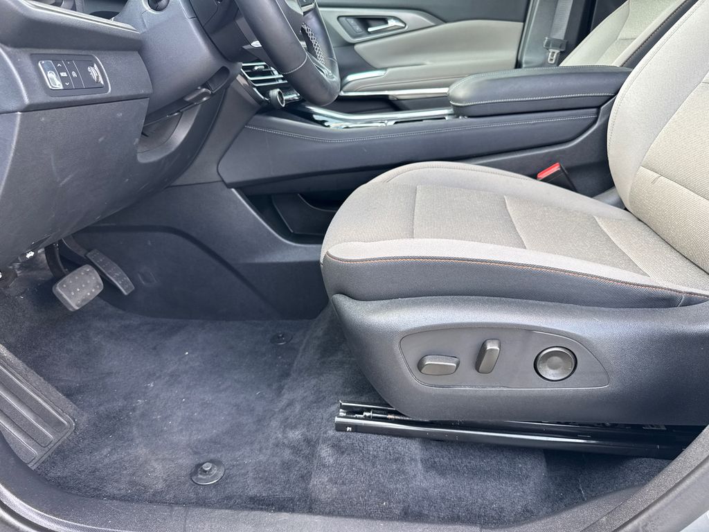 2025 Chevrolet Traverse photo 9