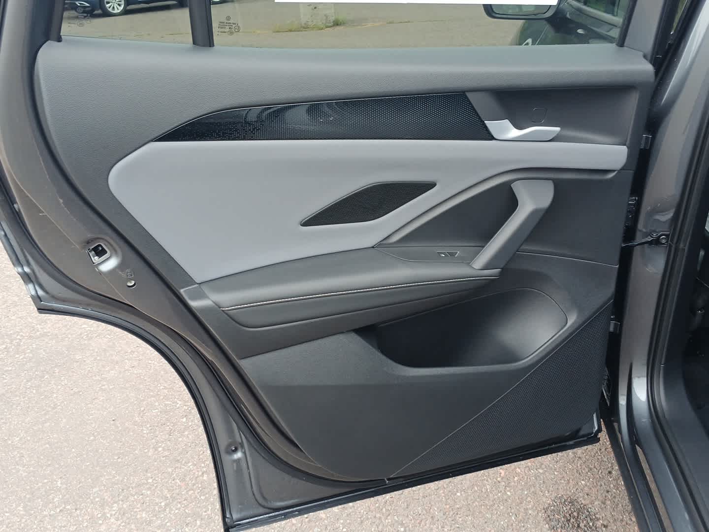 2025 Volkswagen Tiguan SE photo 24