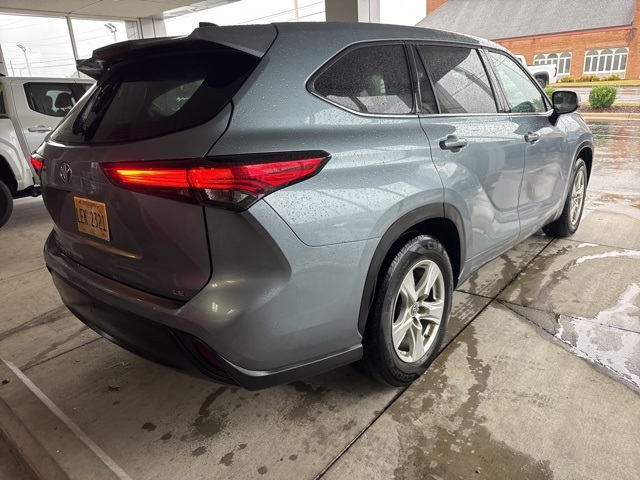 2022 Toyota Highlander LE photo 2