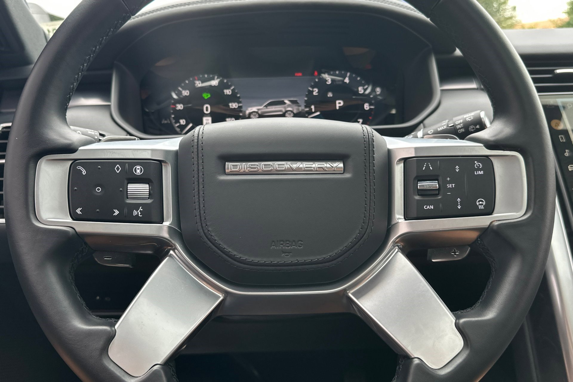 2024 Land Rover Discovery Metropolitan Edition photo 17