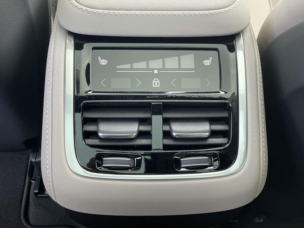 2026 Volvo XC90 B5 Core photo 3
