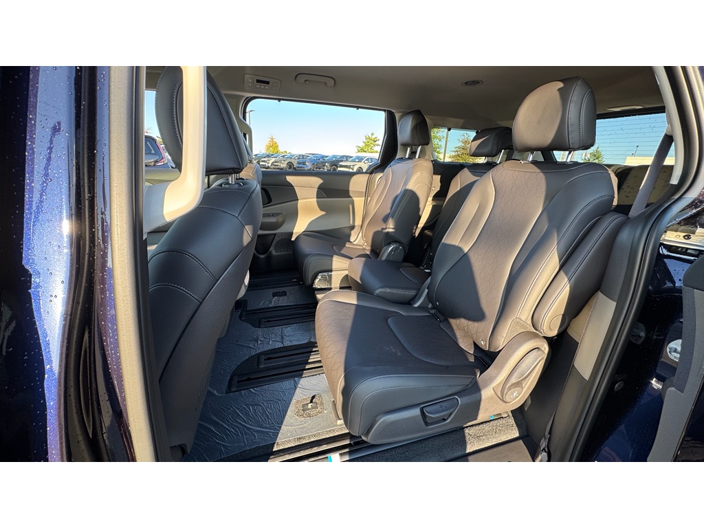 2026 Kia Carnival EX photo 21