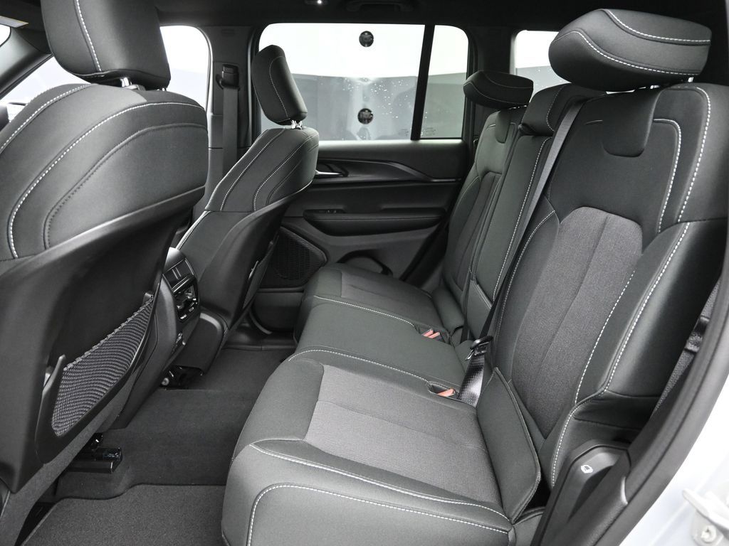 2025 Jeep Grand Cherokee Laredo X photo 8