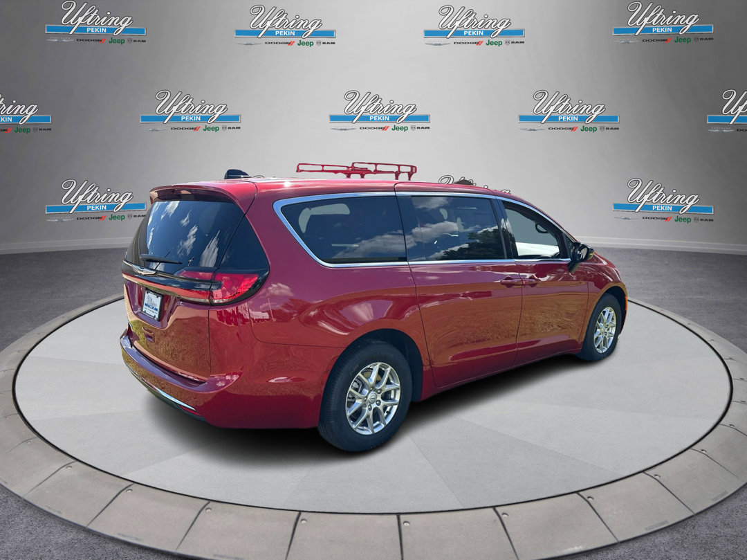 2026 Chrysler Pacifica photo 2