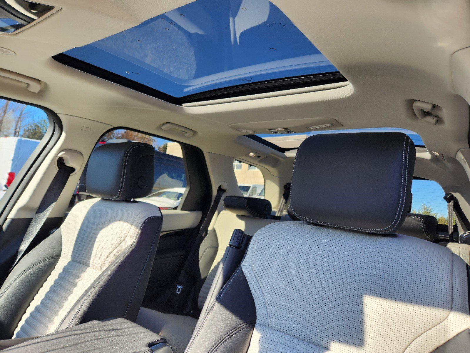 2025 Land Rover Discovery S photo 10