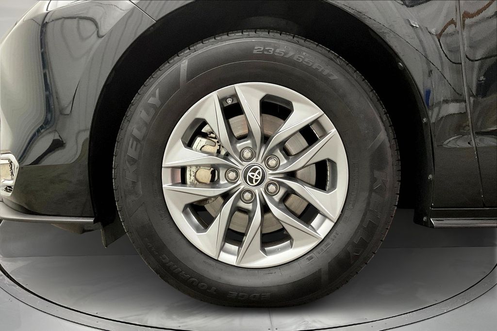 2022 Toyota Sienna XLE photo 9