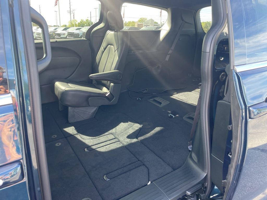 2025 Chrysler Pacifica photo 29