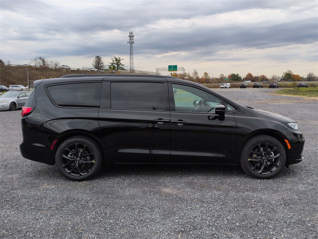 2026 Chrysler Pacifica photo 2