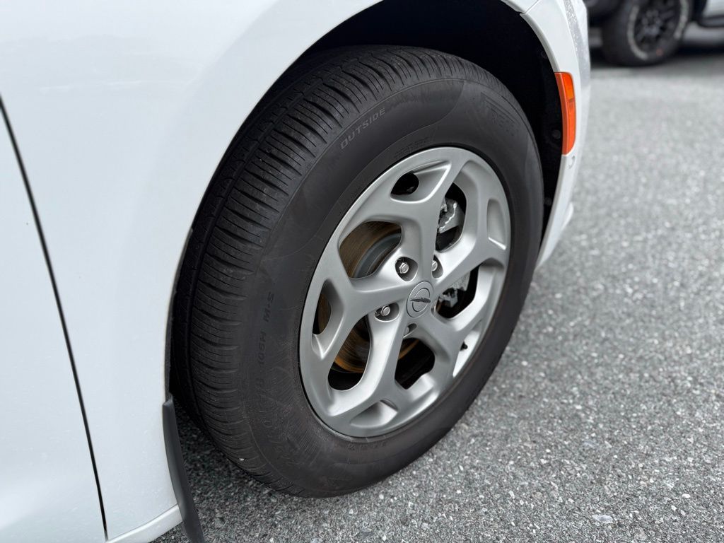 2024 Chrysler Pacifica Limited photo 7