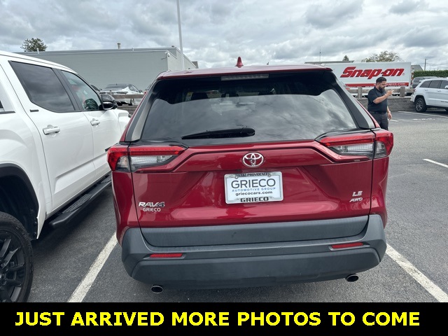 2022 Toyota RAV4 LE photo 5