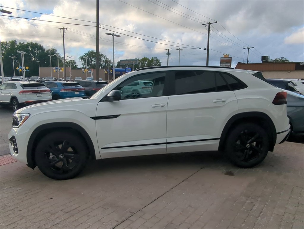 2026 Volkswagen Atlas Cross Sport SEL R-Line photo 3