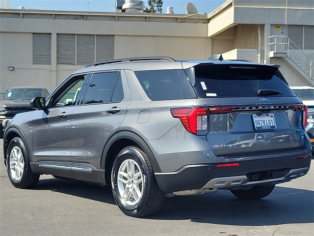 2025 Ford Explorer photo 3