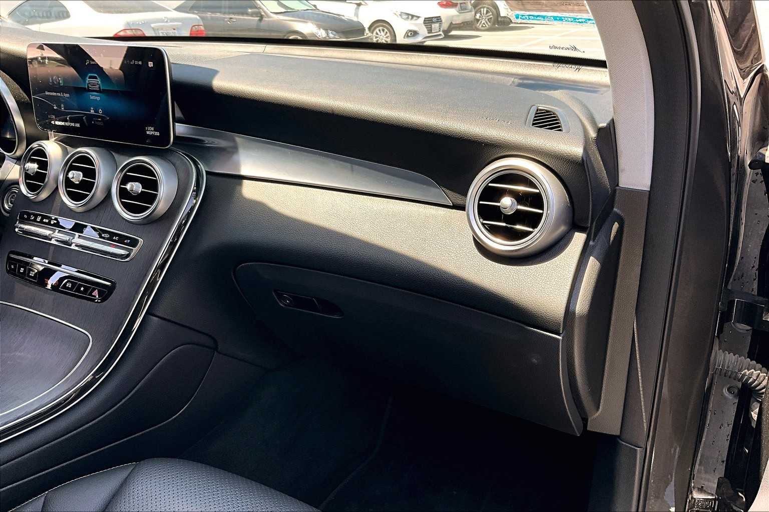 2022 Mercedes Benz GLC 300 photo 18