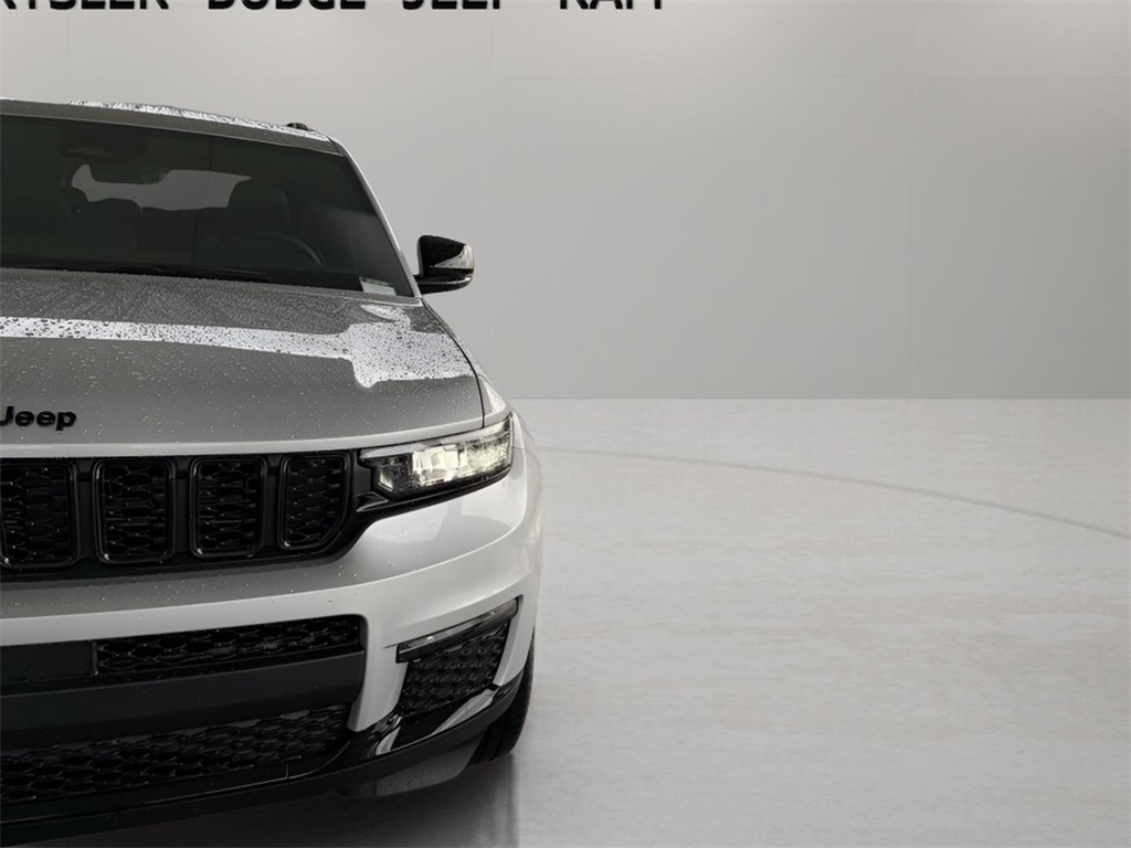 2025 Jeep Grand Cherokee Limited photo 2