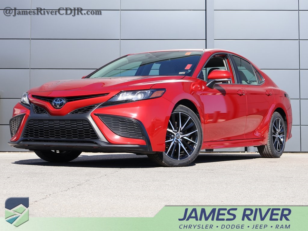 2024 Toyota Camry SE's photo