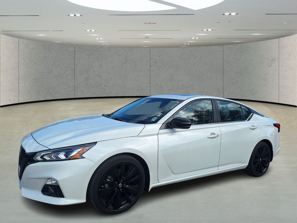 2022 Nissan Altima SR's photo