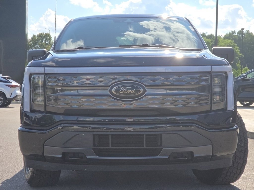 2023 Ford F-150 Lightning XLT photo 3