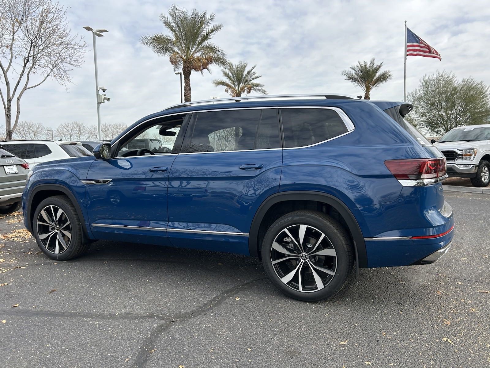 2025 Volkswagen Atlas SEL Premium R-Line photo 2