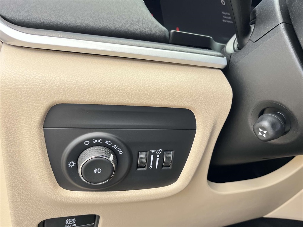 2025 Jeep Grand Cherokee Limited photo 13