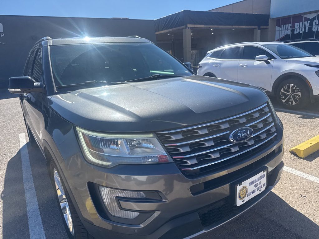 2017 Ford Explorer XLT photo 4