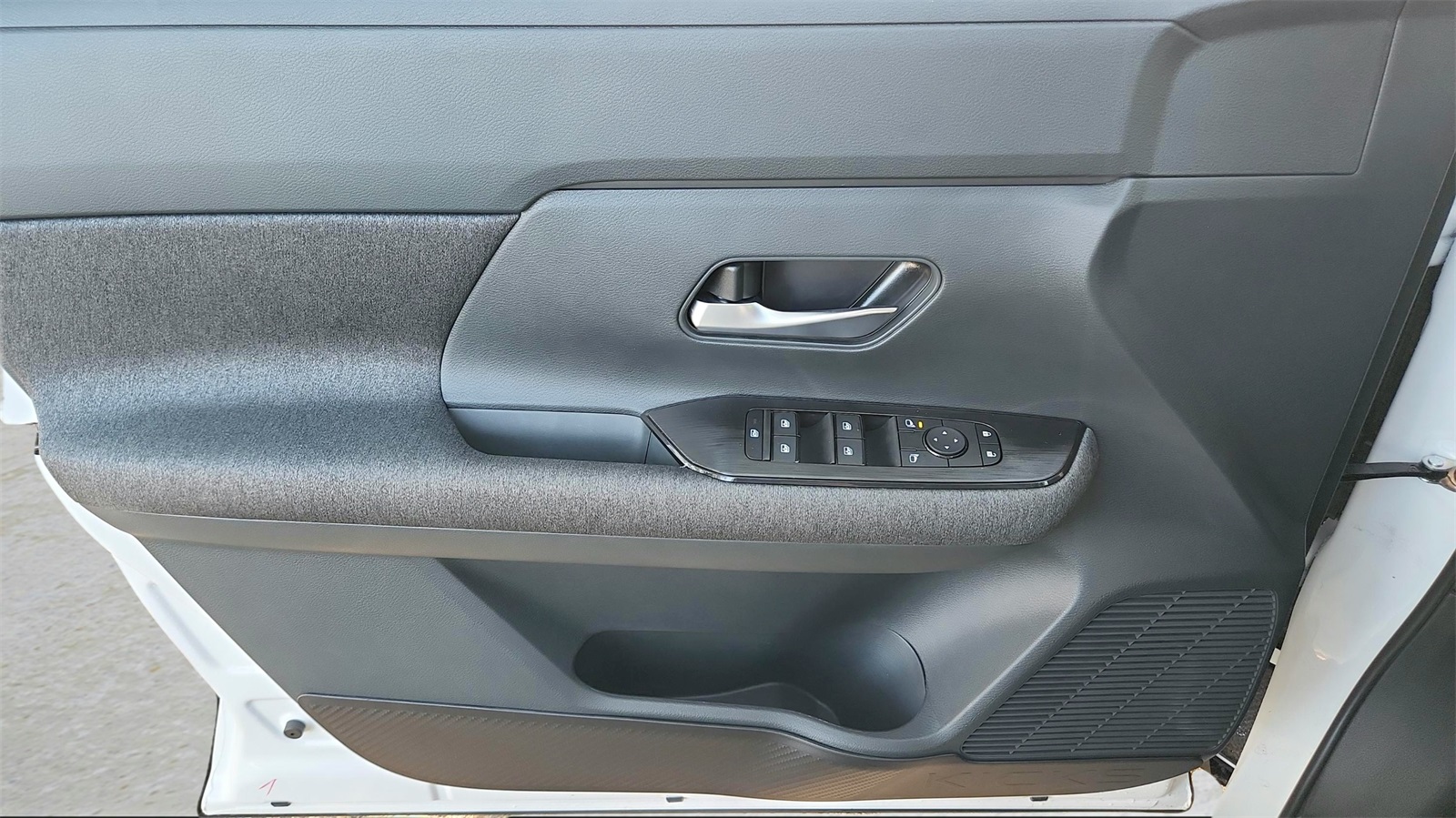 2025 Nissan Kicks SV photo 13