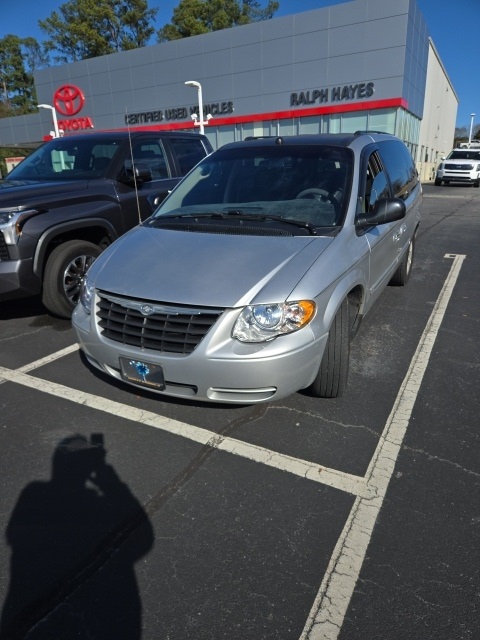2005 Chrysler Town & Country Touring's photo