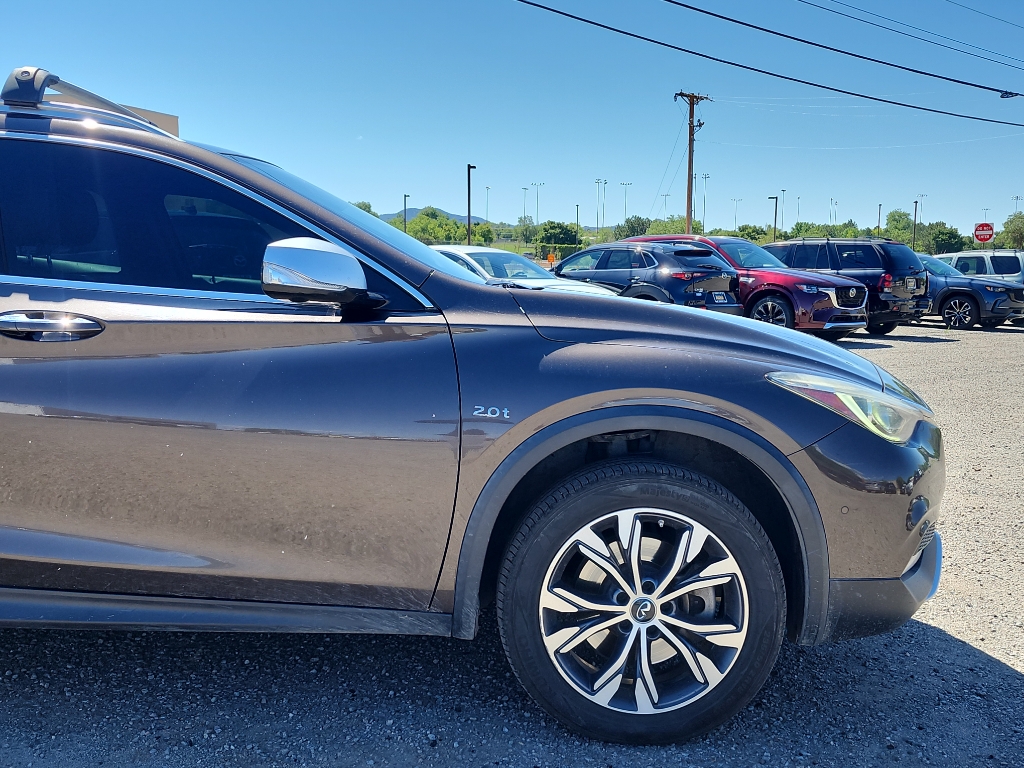 2017 Infiniti QX30 Premium photo 3