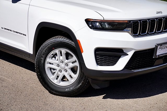 New 2024 Bright White Clear-Coat Exterior Paint Jeep Laredo image 4