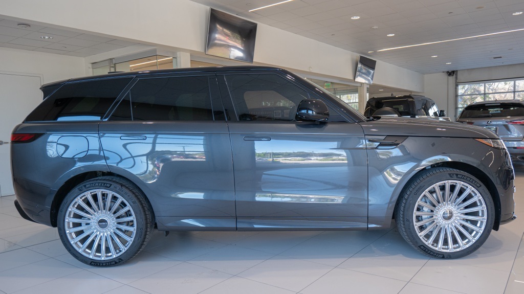 2025 Land Rover Range Rover Sport SE photo 8