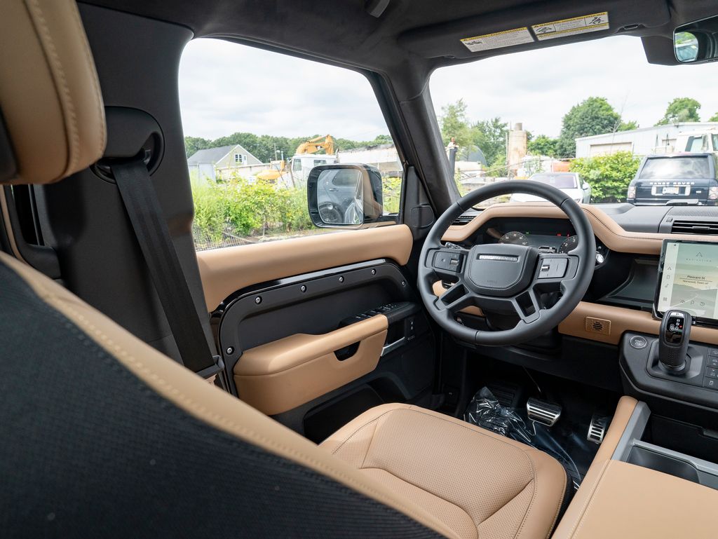 2025 Land Rover Defender 110 V8 photo 17