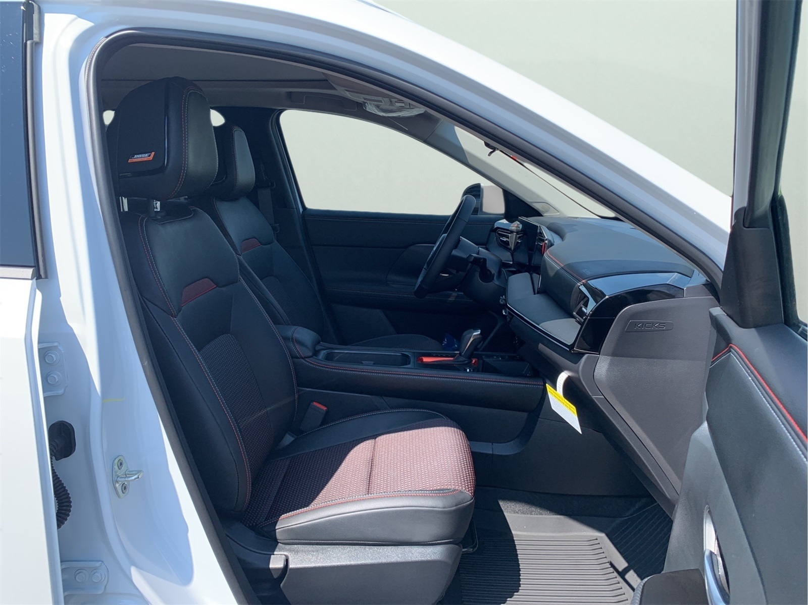 2025 Nissan Kicks SR photo 29