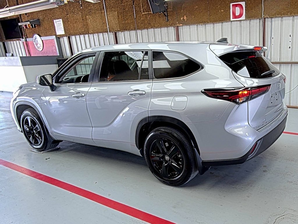 2024 Toyota Highlander LE photo 4