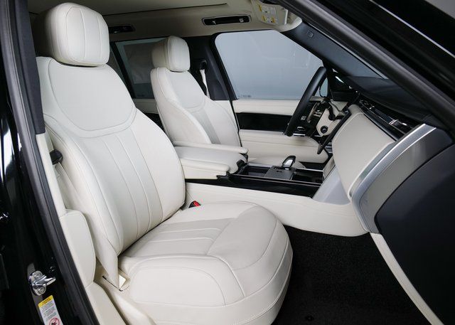 2025 Land Rover Range Rover SE photo 3