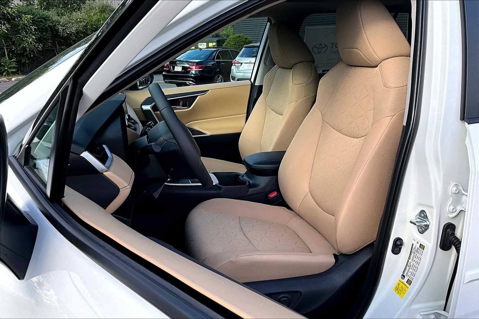 2025 Toyota RAV4 XLE photo 8