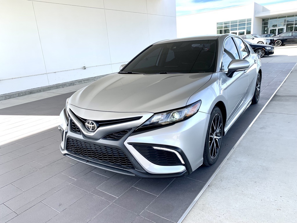 2022 Toyota Camry SE's photo