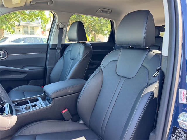 2025 Kia Sorento S photo 13