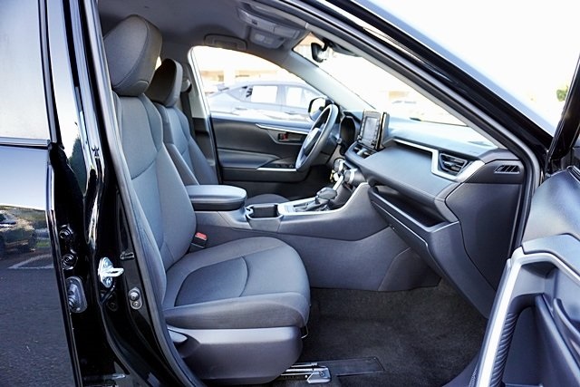 2022 Toyota RAV4 LE photo 11