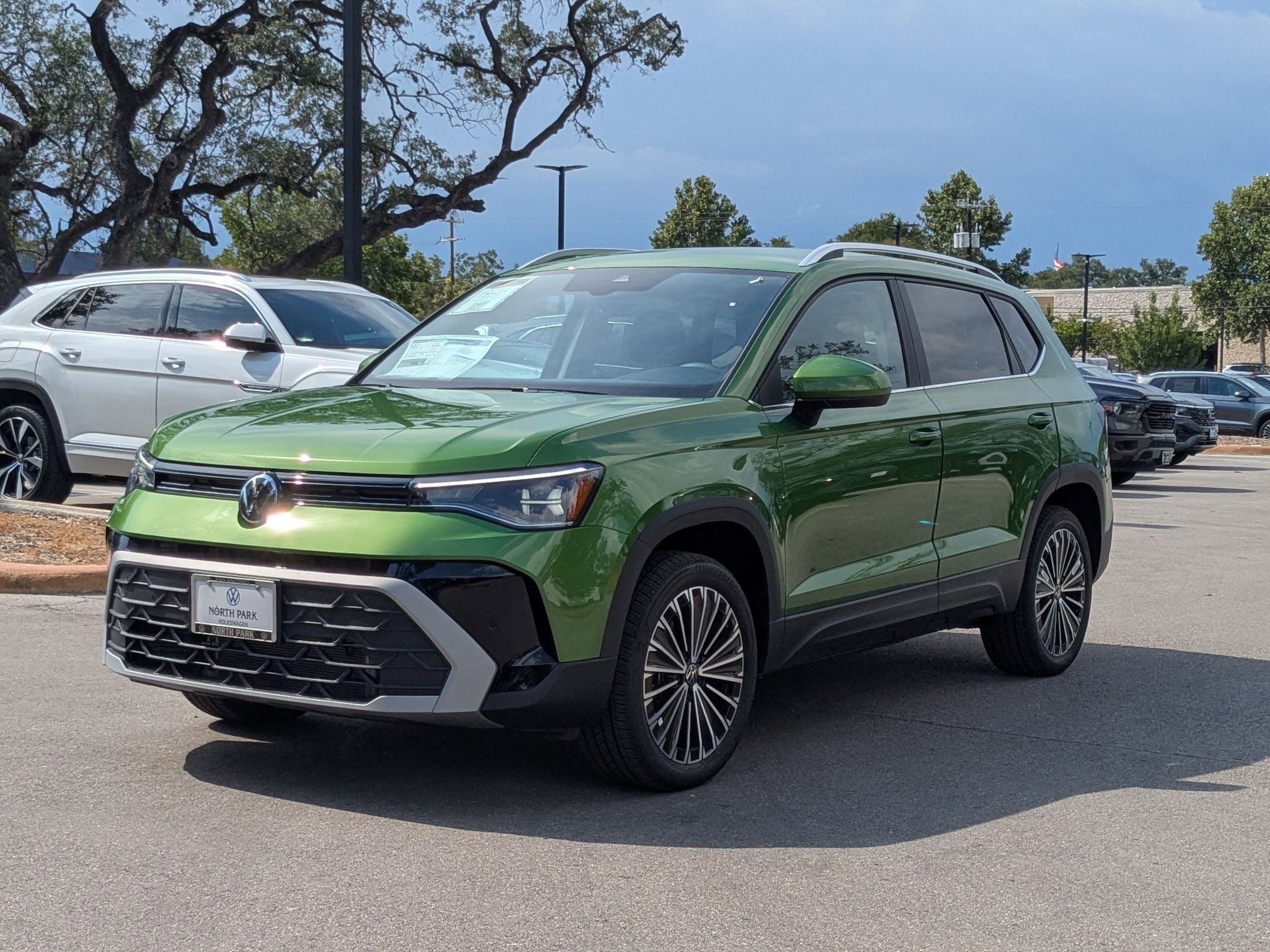 2025 Volkswagen Taos SE photo 4