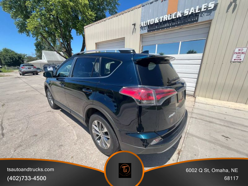 2017 Toyota RAV4 Hybrid XLE photo 4