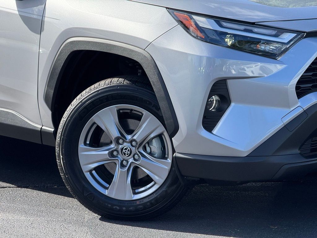 2025 Toyota RAV4 Hybrid XLE photo 2