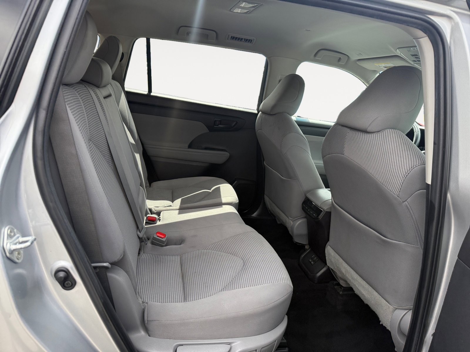 2022 Toyota Highlander LE photo 17