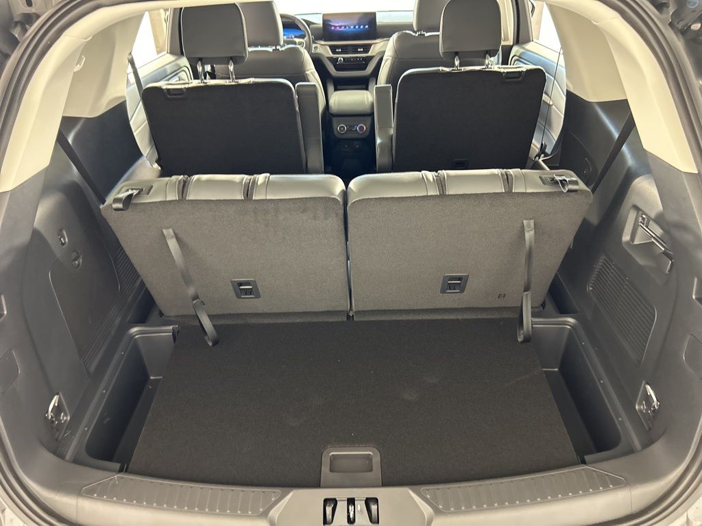 2025 Ford Explorer photo 28