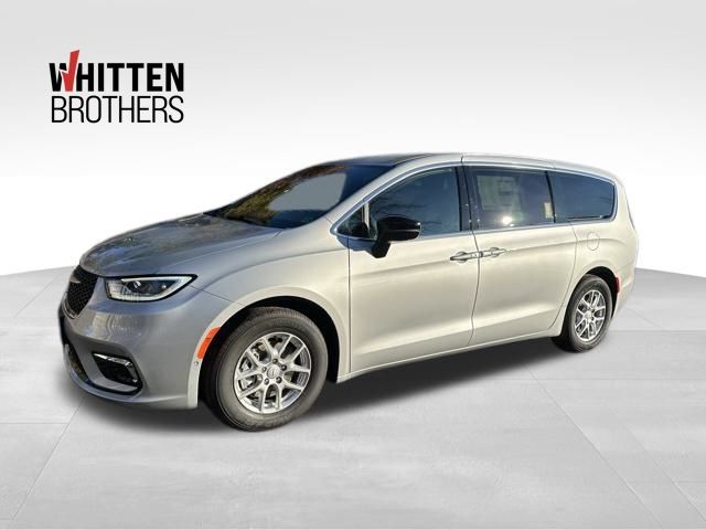 2026 Chrysler Pacifica Select's photo