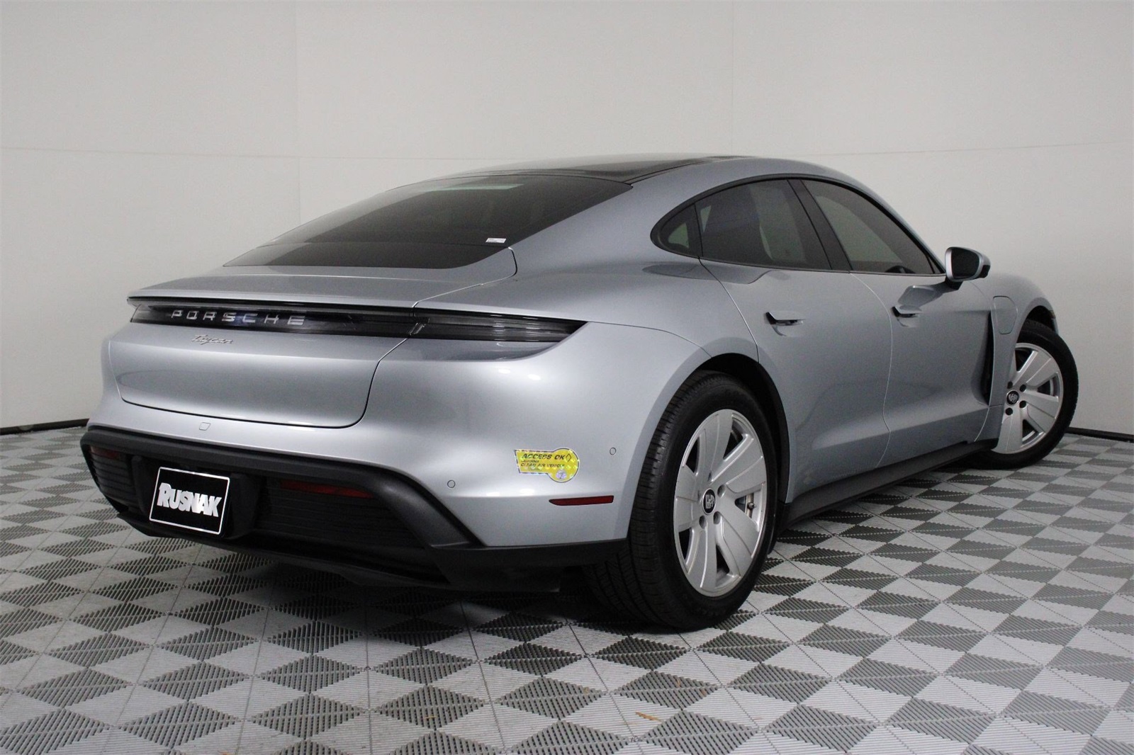2022 Porsche Taycan photo 7